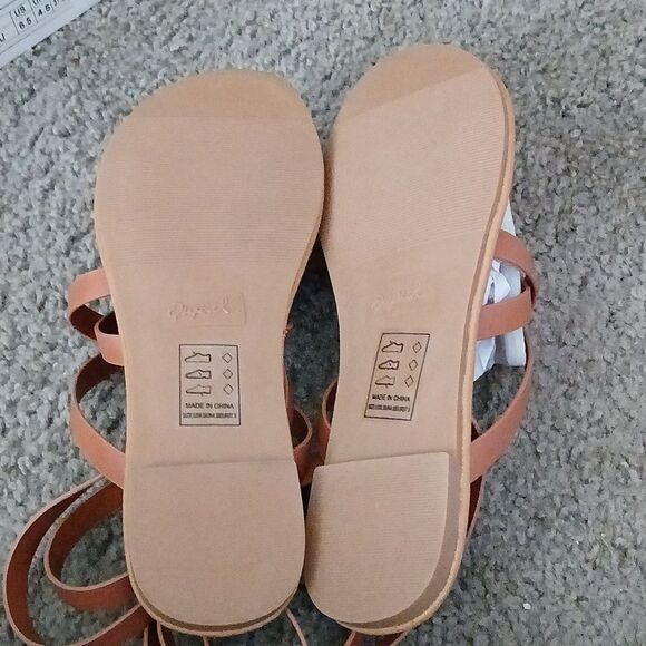 Qupid camel color strappy sandals Sz 6.5 NWT - Picture 7 of 7